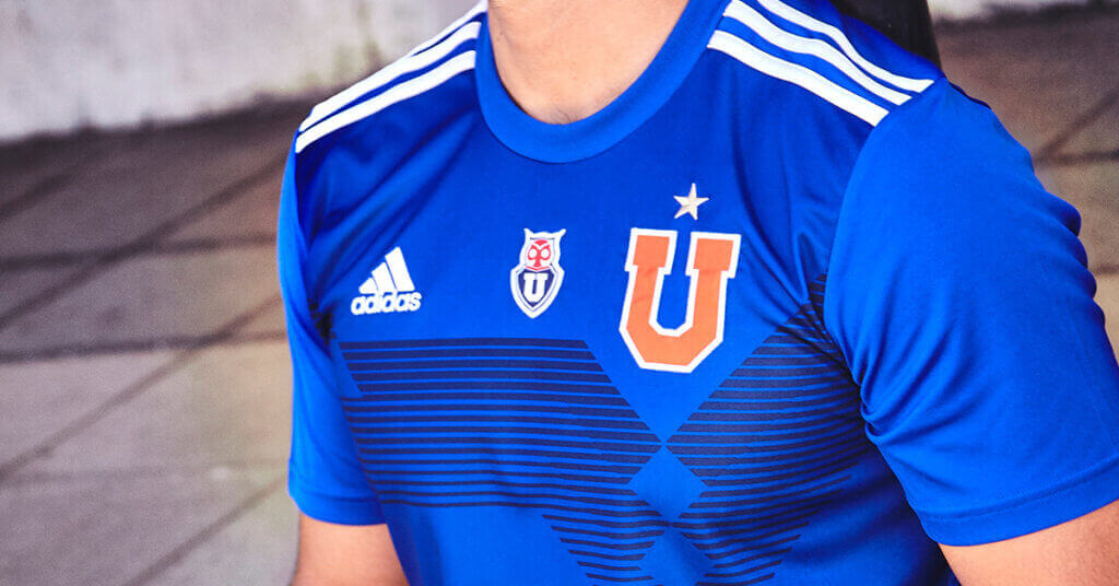 A player wearing the jersey of the Universidad de Chile team