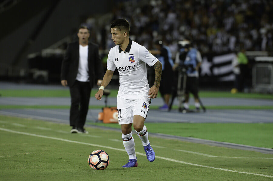 A Colo-Colo player during one of the classic encounters of Chilean soccer