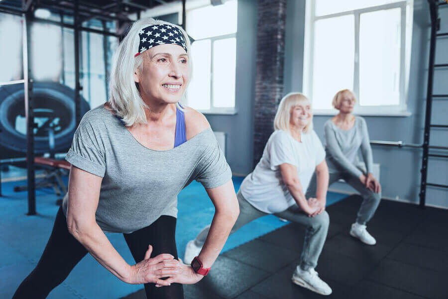 A group of older women doing physical activity to prevent and ease the symptoms of arthrosis