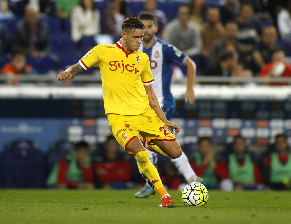 A Real Sporting de Gijón player in the middle of a soccer game
