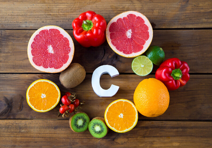 Citrus fruits and other foods that contain vitamin C to improve the performance of athletes