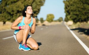 A female runner clutching her knee.