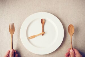 An empty plate resembling a clock.