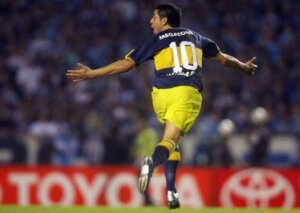Riqulme playing for Boca Juniors.