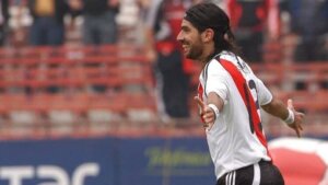 Sebastián Abreu playing for River Plate.
