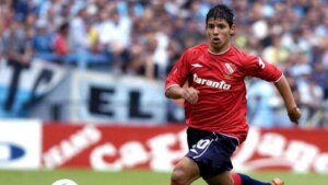 Sergio Agüero playing for Indipendiente.