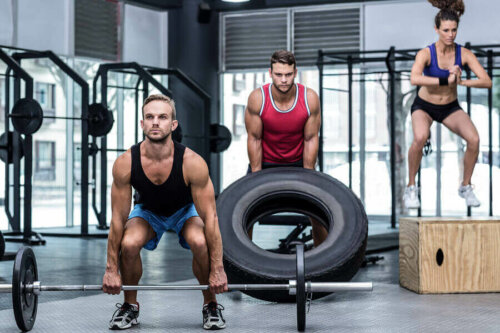 People doing crossfit while avoiding risk of injuries.