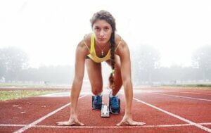 A runner getting ready to start sprinting.