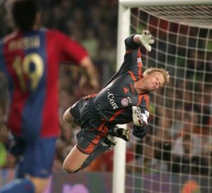 Oliver Kahn making a theatrical save which could be one of the personality traits of goalkeepers.