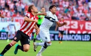 Two players in the La Plata derby.