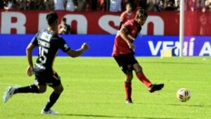 Two players in the Rosario derby.