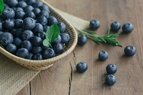 A cup of blueberries, a fruit rich in antioxidants.