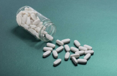 A bottle of HMB pills.