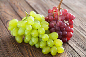 Red and green grapes.