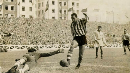 Telmo Zarra playing soccer.