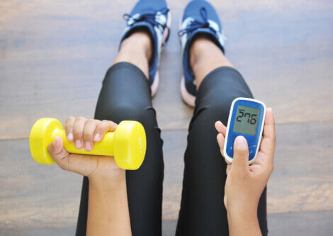 A diabetic taking her blood sugar during exercise
