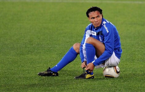 Julio César de León tying his shoe laces.