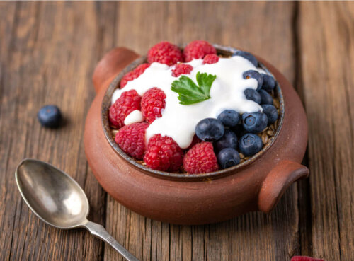 Red fruits and yogurt.