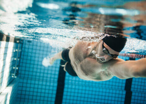 A swimmer practicing active apnea in a pool