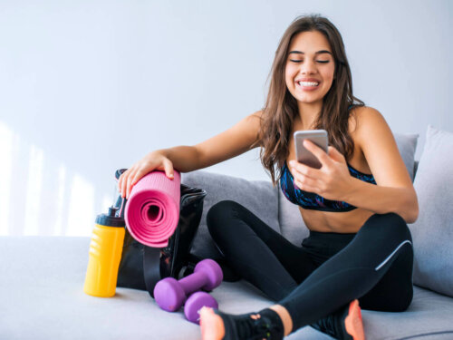 A woman training at home with an app.