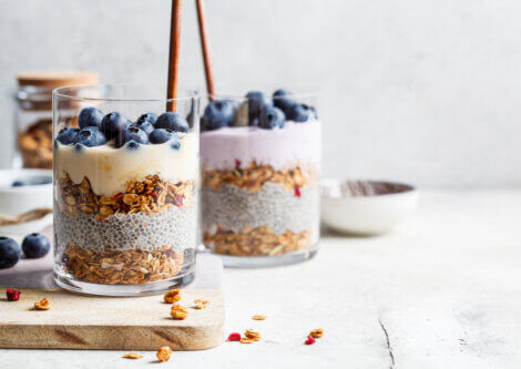 Yoghurt, granola, chia and blueberries