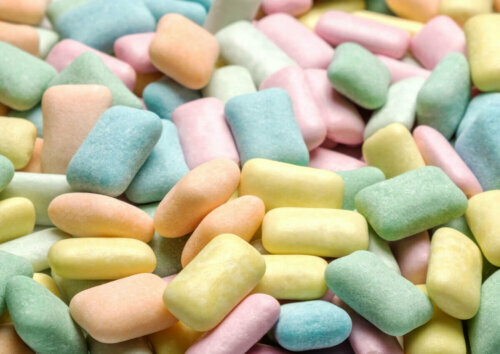One of the main unhealthy foods that contain carbohydrates is candy. In this photo, a pile of sugary chewing gum.