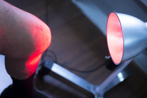 A physical therapist applying heat on an injury.