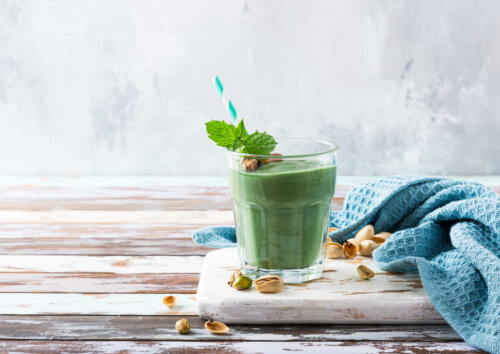 The health benefits of pistachios are great, and these nuts are very versatile. In this photo, a pistachio and spirulina smoothie.