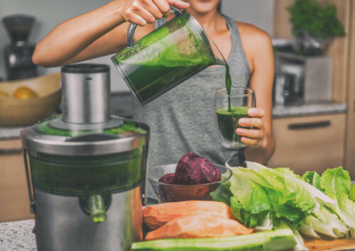 A woman preparing vebetable juice.