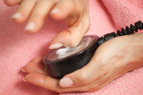 Someone doing an ultrasound on a thumb with rizarthrosis.