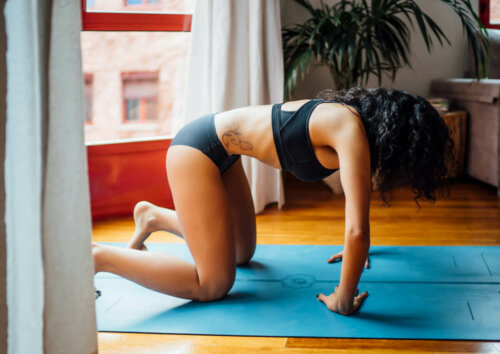 A woman carrying out hypopressive abs during the postpartum stage.