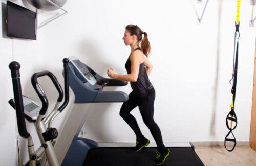 A woman training at home.