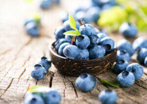 A bowl of blueberries, which should not be included in a low-oxalate diet.