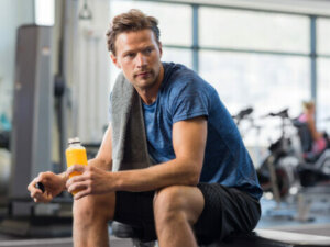A man resting between repetitions in the gym.