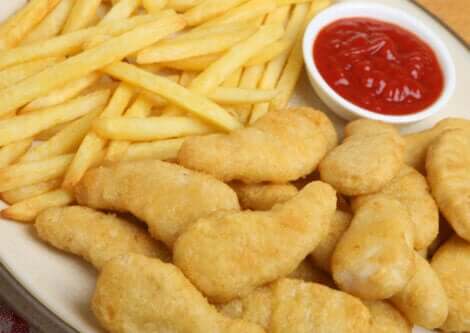 A plate of fried foods that contain acrylamide.