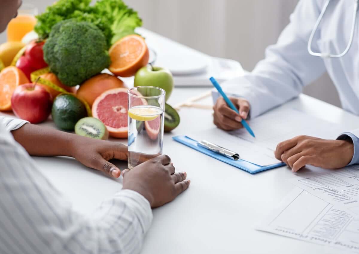A nutritionist with a patient.